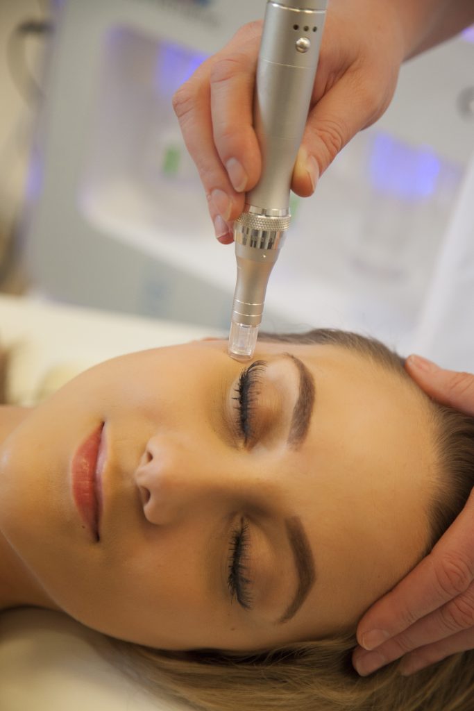 Le nanoneedling est un soin esthétique révolutionnaire qui offre à votre peau une régénération profonde. Il est idéal pour booster le renouvellement cellulaire, gommer les boutons, effacer les rides et estomper les cicatrices d'acné.